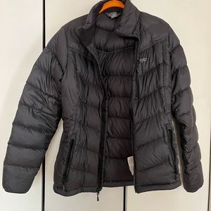 Size large women’s black puffer hip length